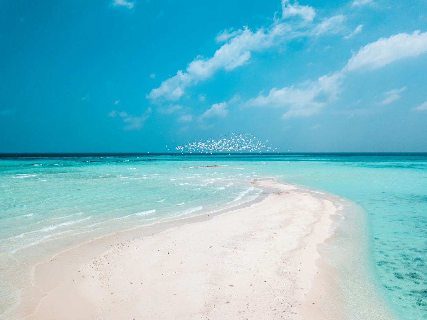 Heller Sandstrand und tropische Lagune auf den Malediven