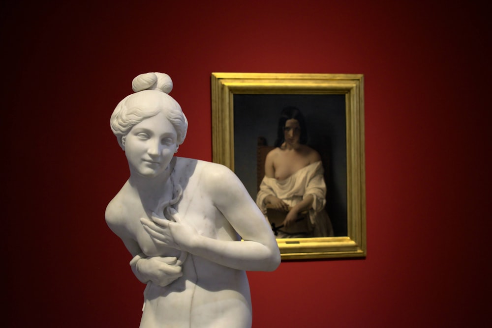 Statue de femme en robe blanche