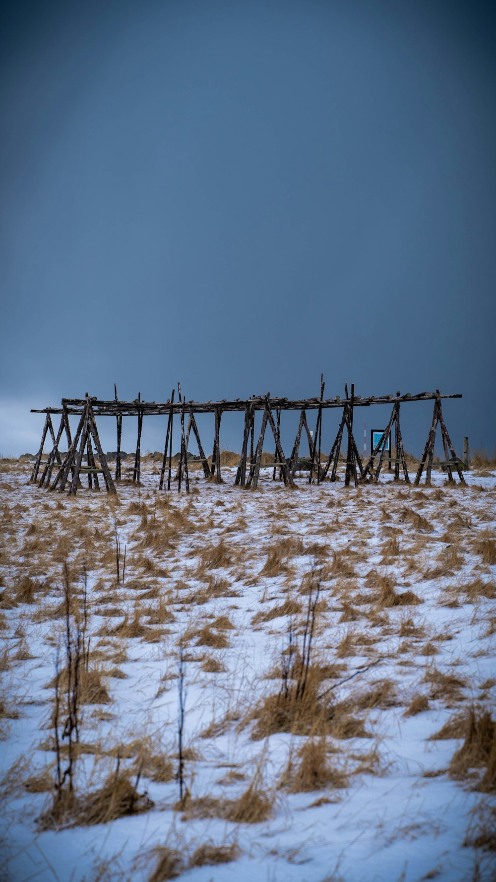 白い雪に覆われた地面に茶色の木製のフェンス