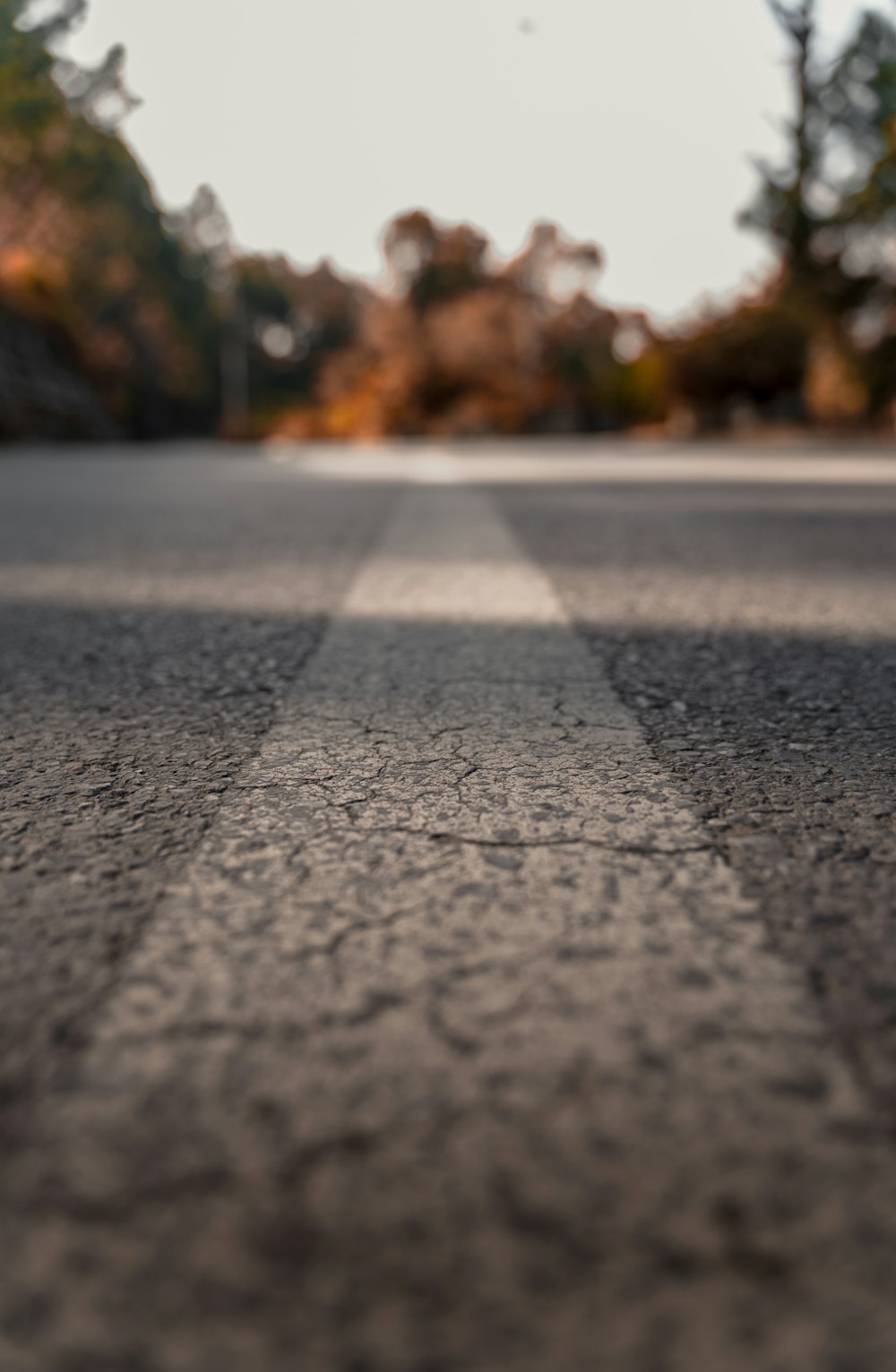 Carretera de asfalto negro durante el día