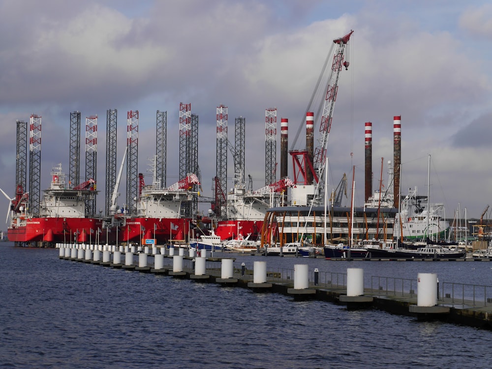 weißes und rotes Schiff tagsüber auf See