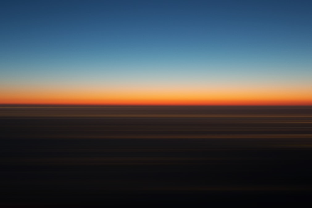 夜明けの地平線と未来への希望