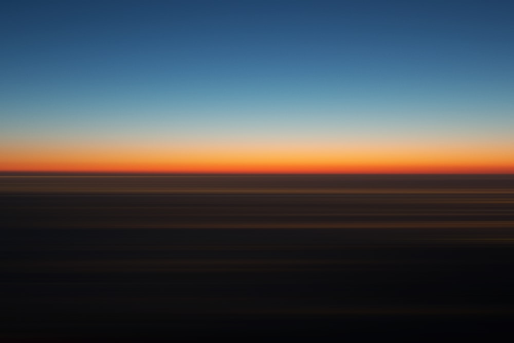Cielo azul y naranja durante la puesta del sol