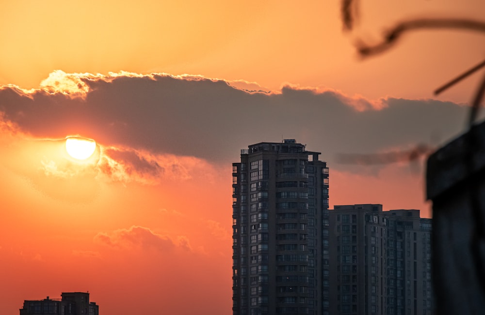 silhouette d’immeubles de grande hauteur au coucher du soleil