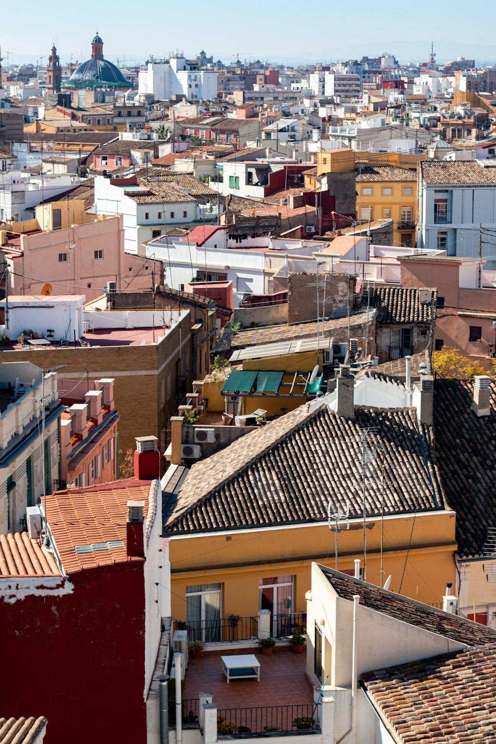 Casas de hormigón marrón y blanco