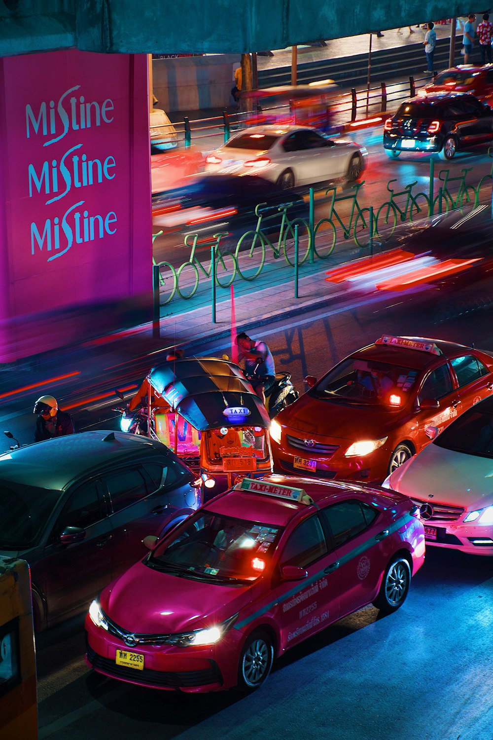 autos estacionados en el estacionamiento durante la noche