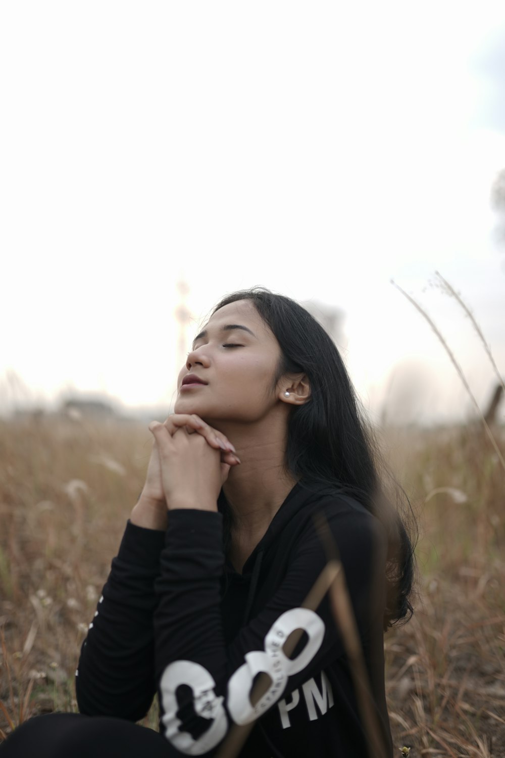 woman in black long sleeve shirt