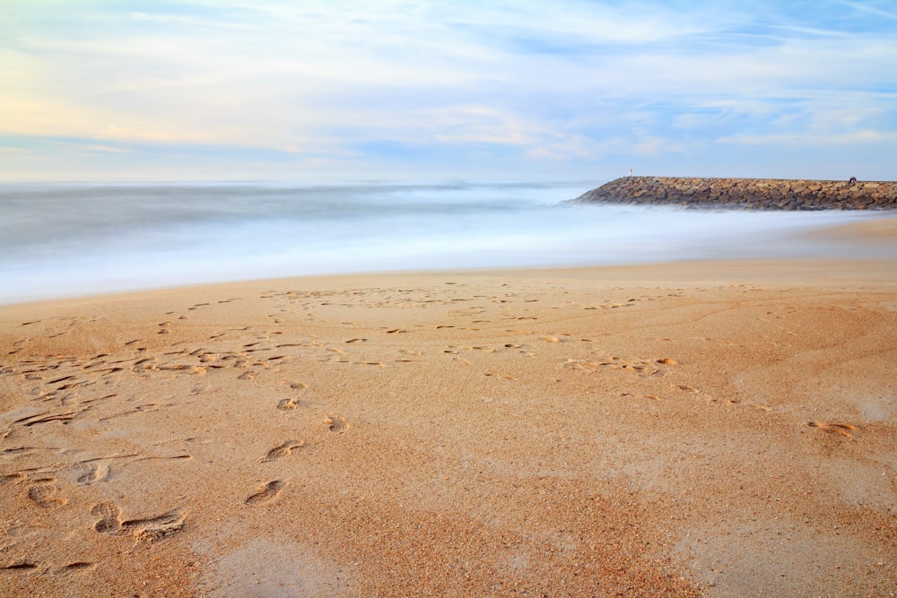 sea waves crashing on shore during daytime