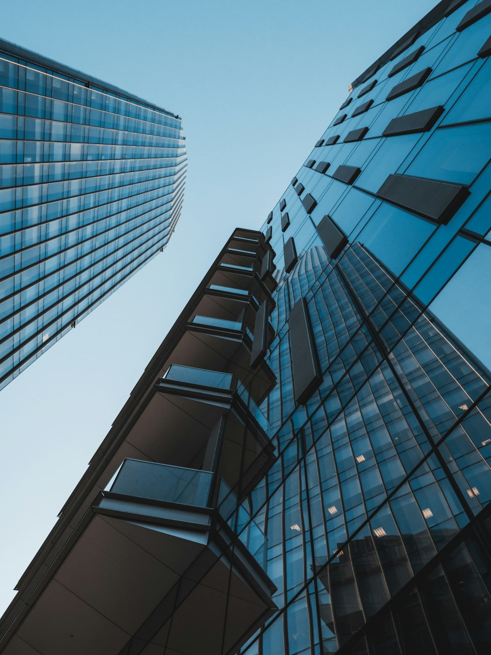 blaues Hochhaus mit Glaswänden