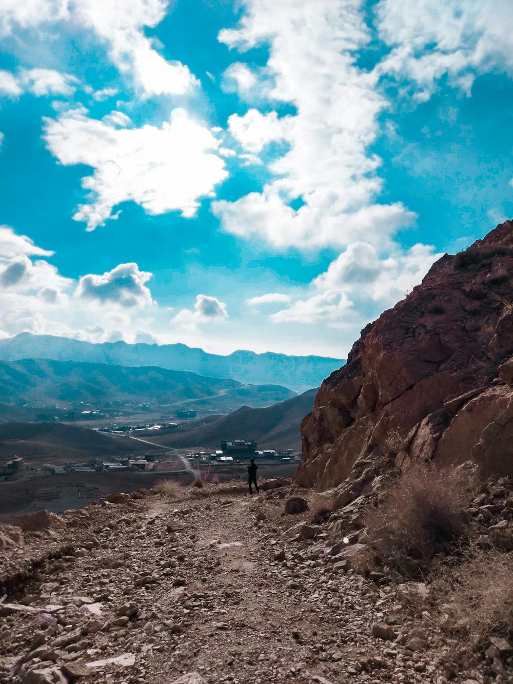 Montaña rocosa marrón bajo el cielo azul durante el día