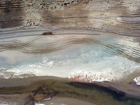 Minimalist 3D cut showing soil and aquifer layers beneath farmland