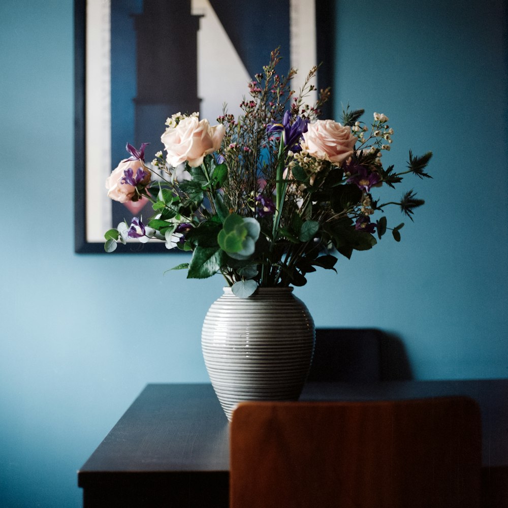 파란색 세라믹 꽃병에 흰색과 분홍색 꽃