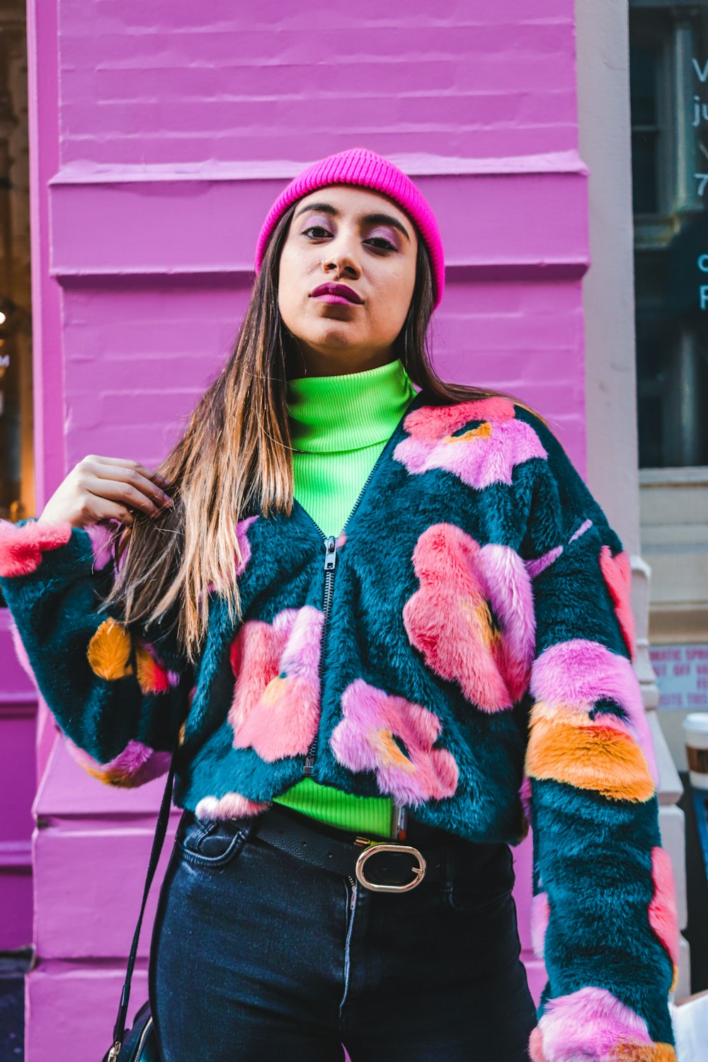 Mujer con suéter rojo y blanco con gorro de punto rosa