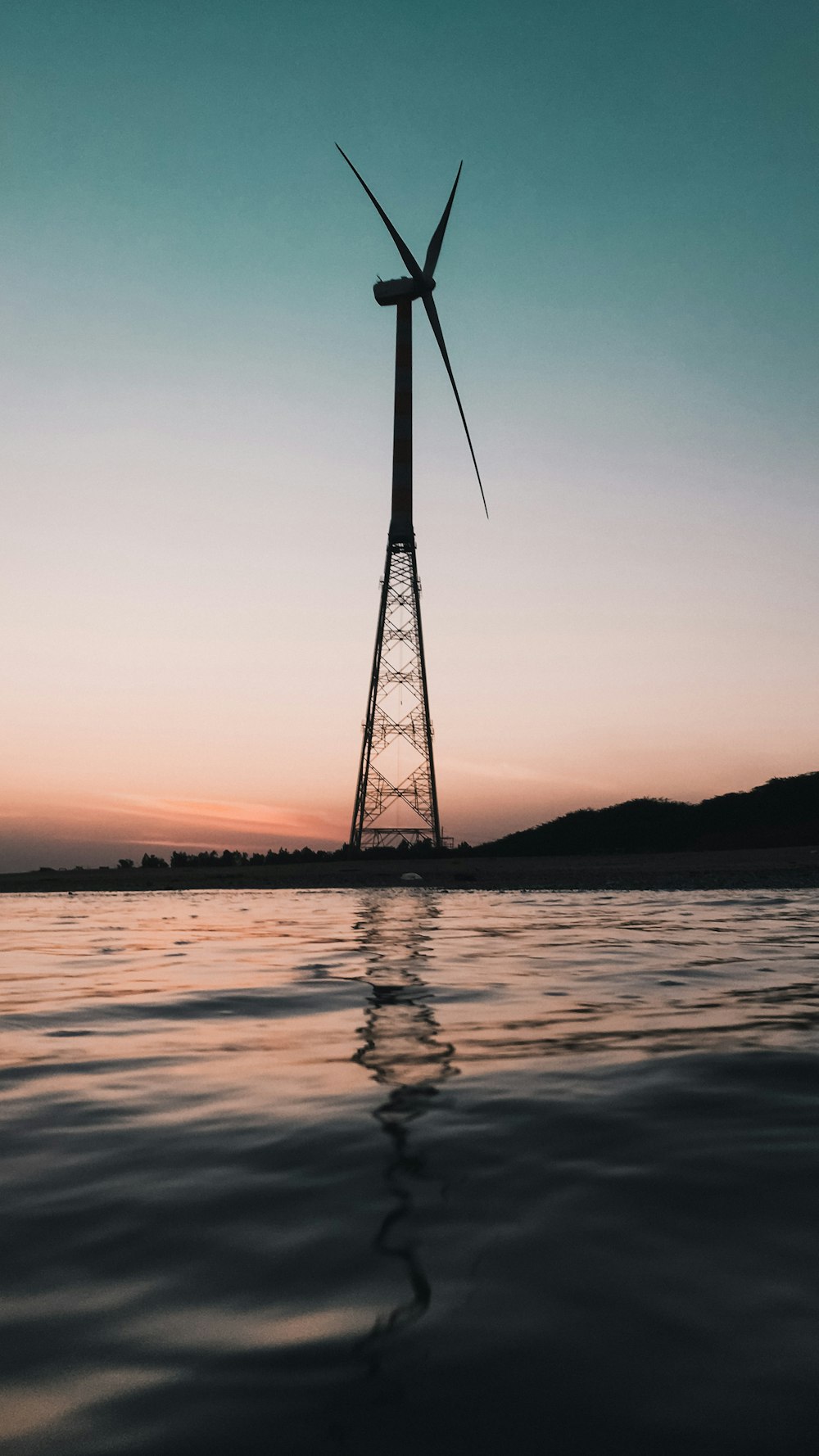 Silueta de la montaña cerca del cuerpo de agua durante la puesta del sol