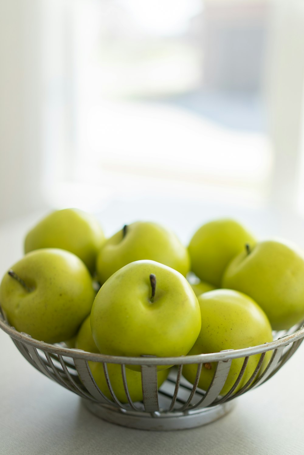 maçãs verdes na tigela de aço inoxidável