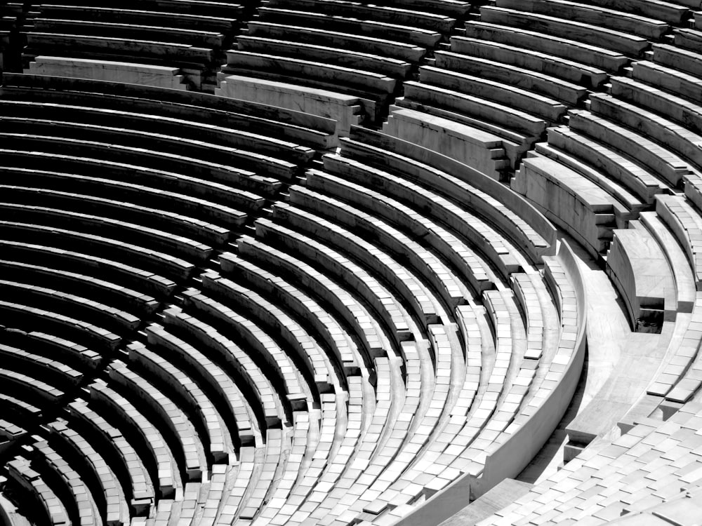 Escalier en colimaçon blanc dans le bâtiment