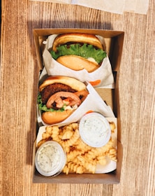 burger with lettuce and tomato