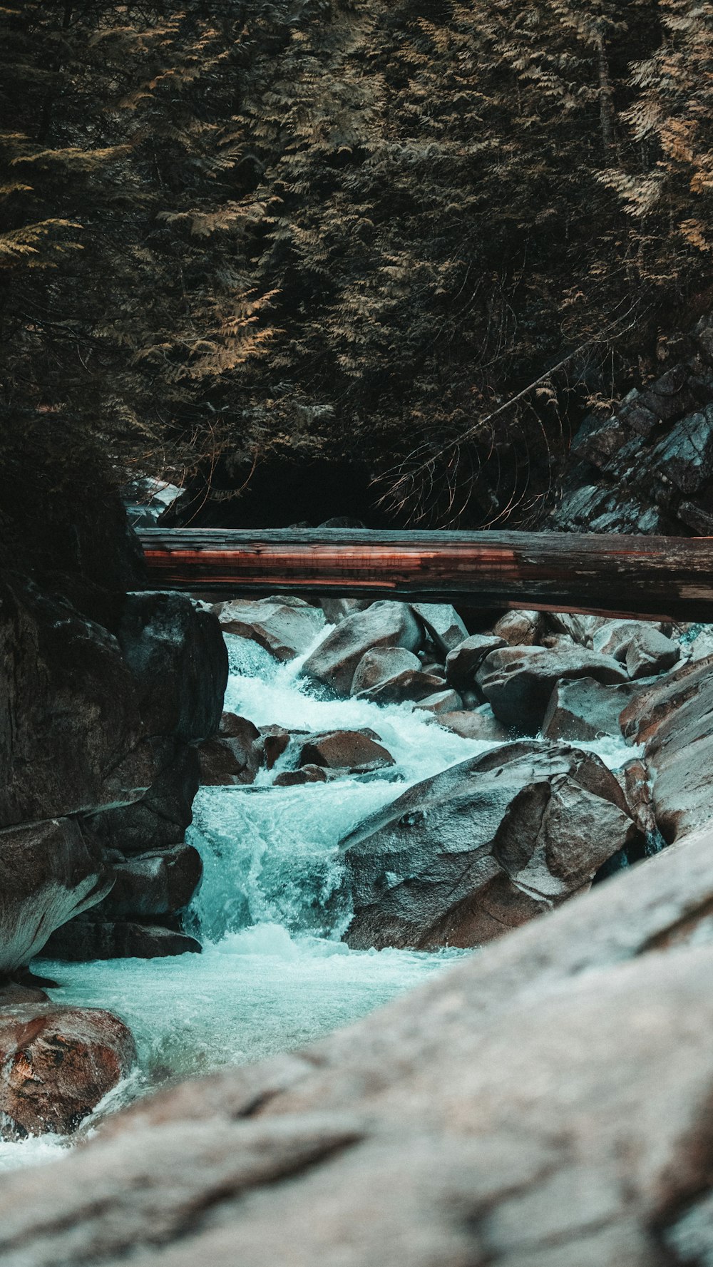 El agua cae sobre la roca marrón