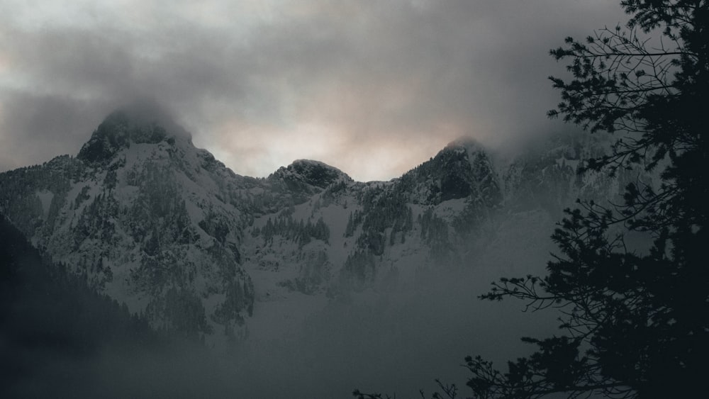 Montaña cubierta de nieve durante el día