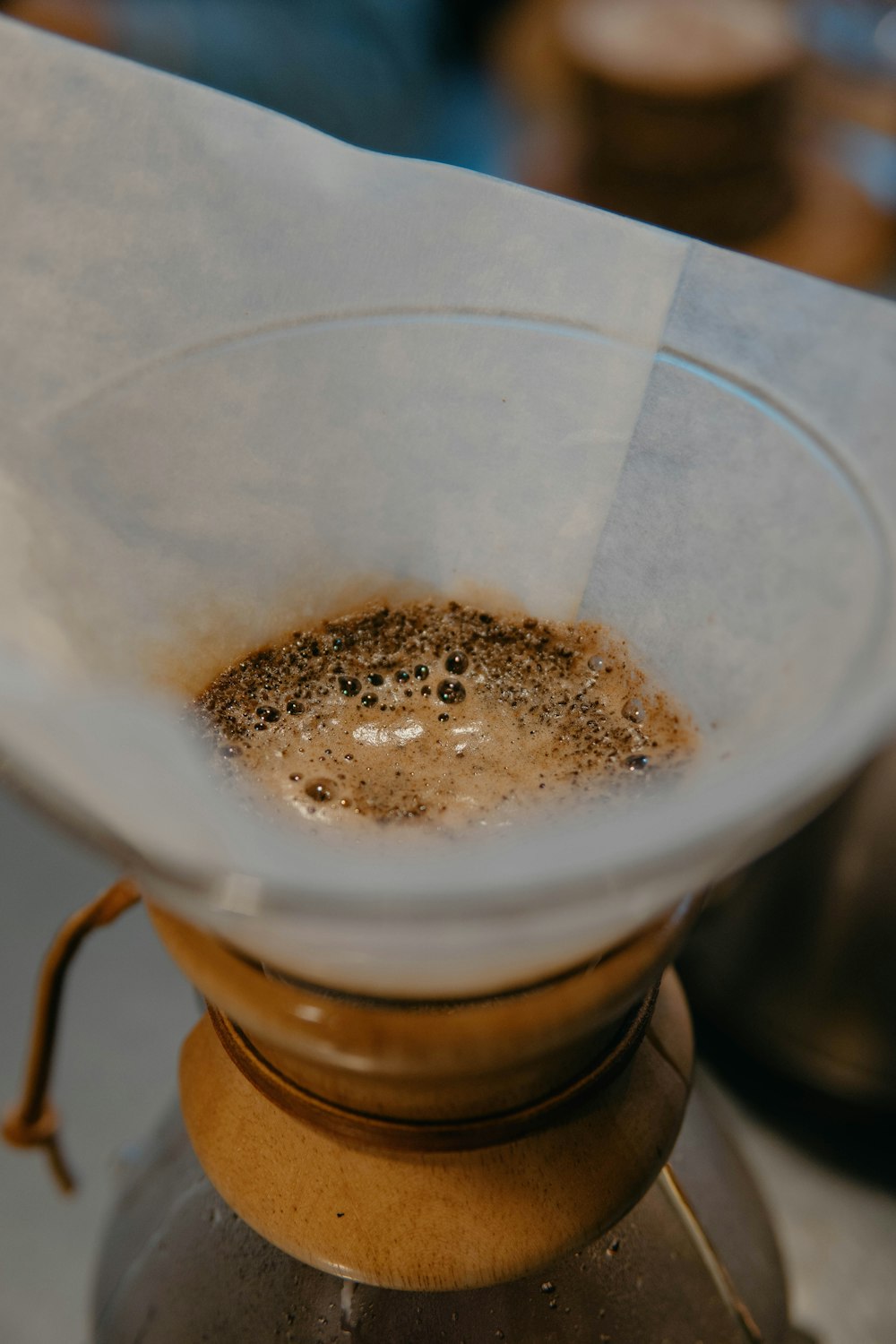 poudre blanche dans un récipient en verre transparent