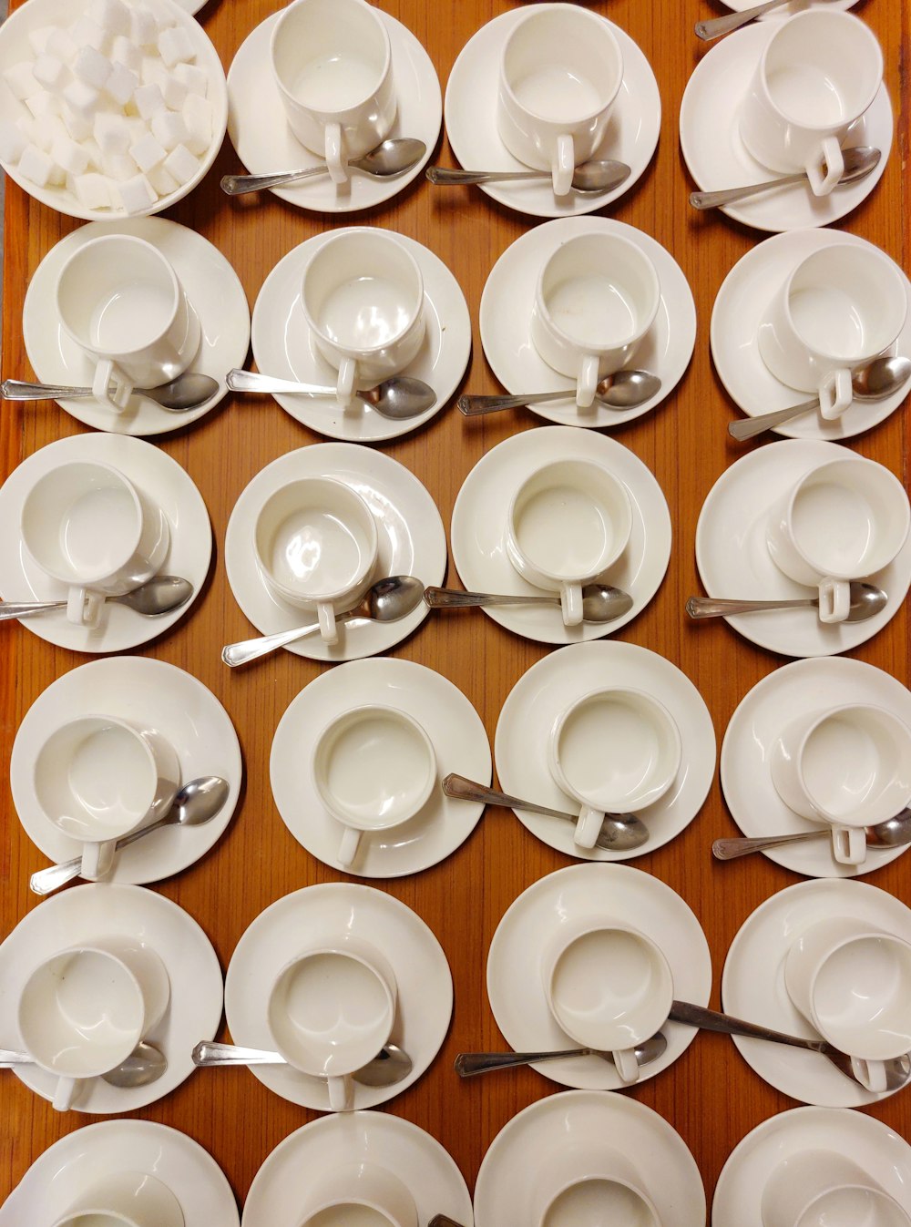 白い陶磁器の受け皿に置かれる白い陶磁器の茶碗