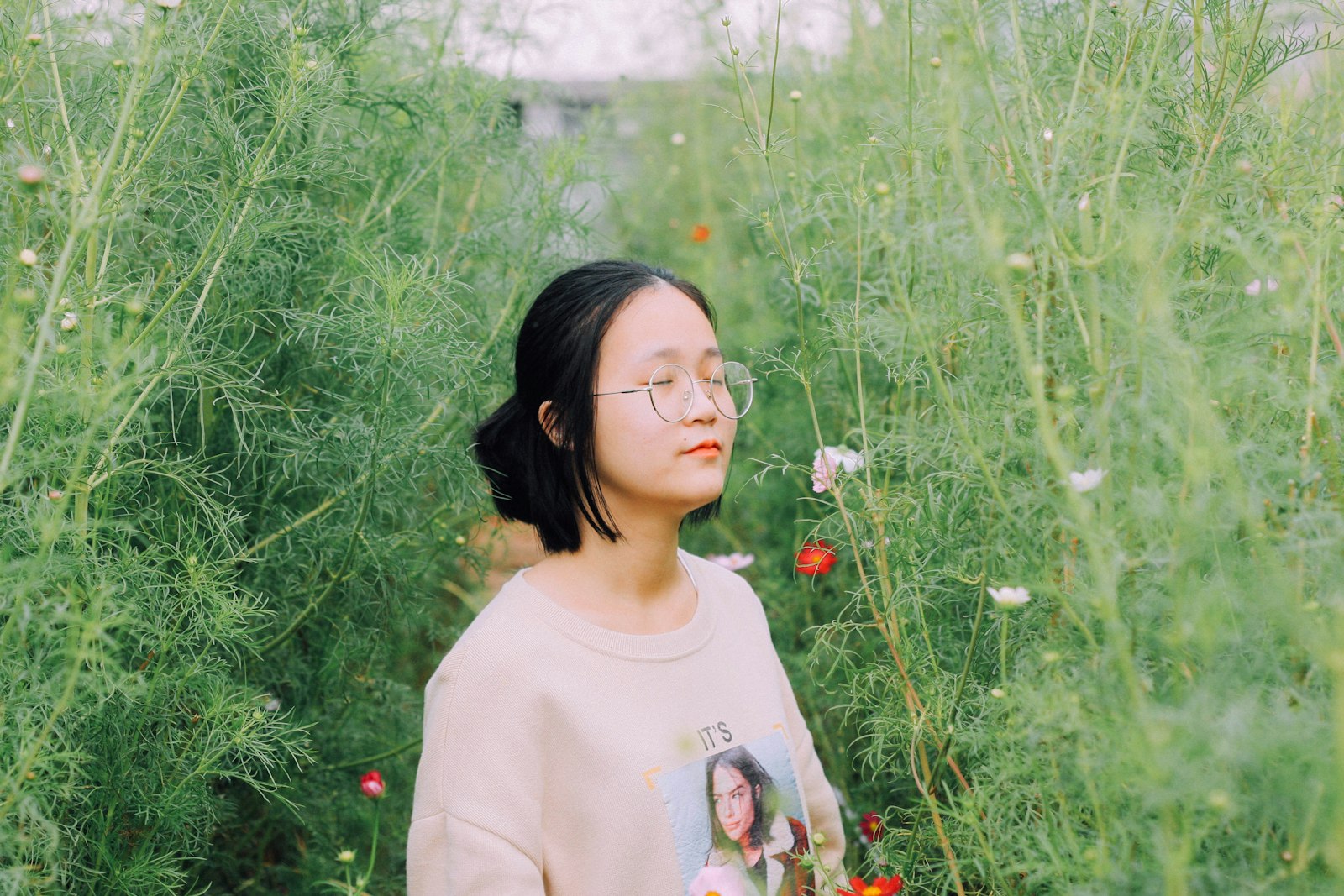 Canon EOS 40D + Canon EF 50mm F1.8 II sample photo. Woman in white crew photography