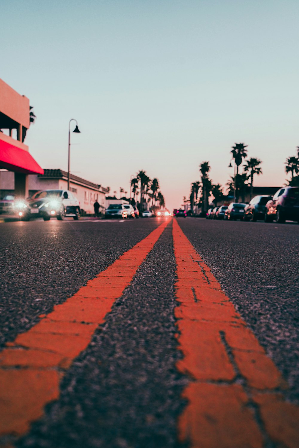 persone che camminano per strada durante il giorno