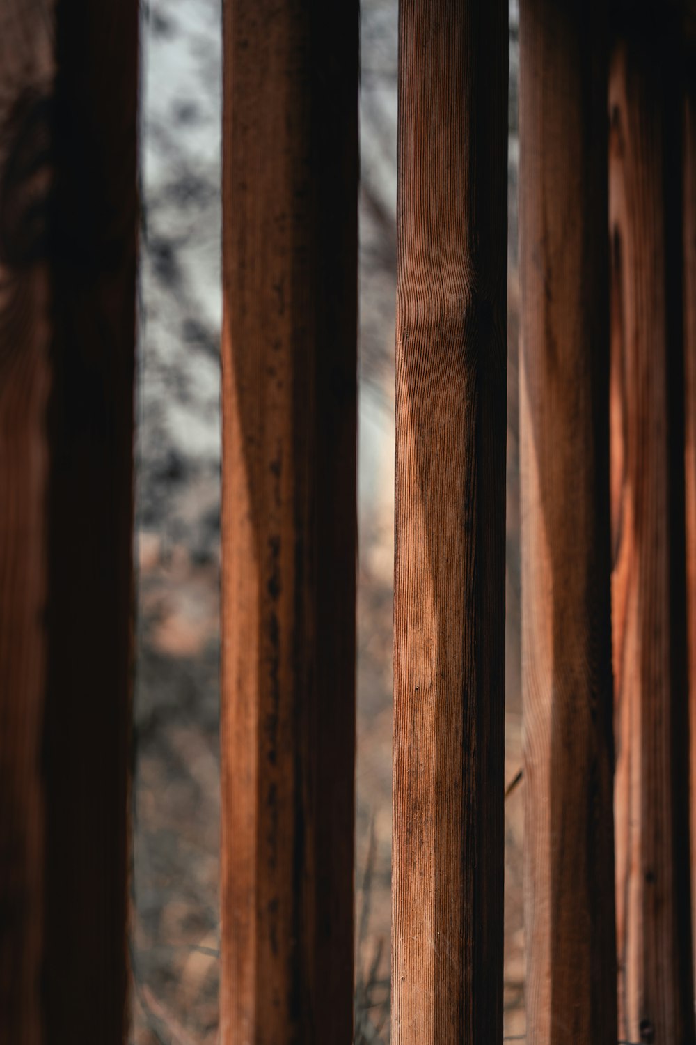 昼間の茶色の木製の柵