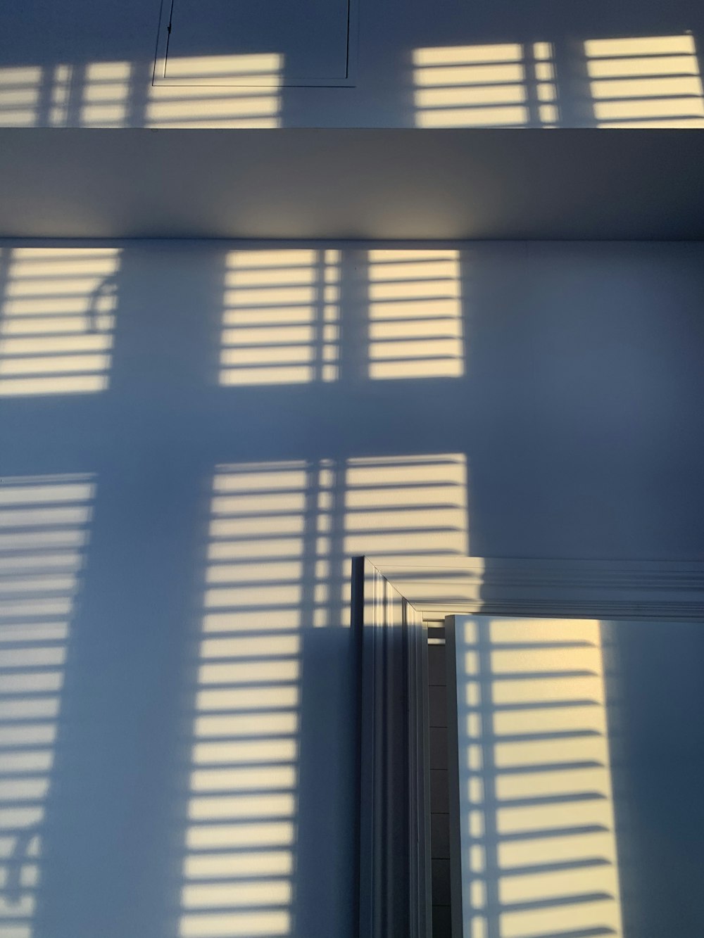 blue window blinds during daytime