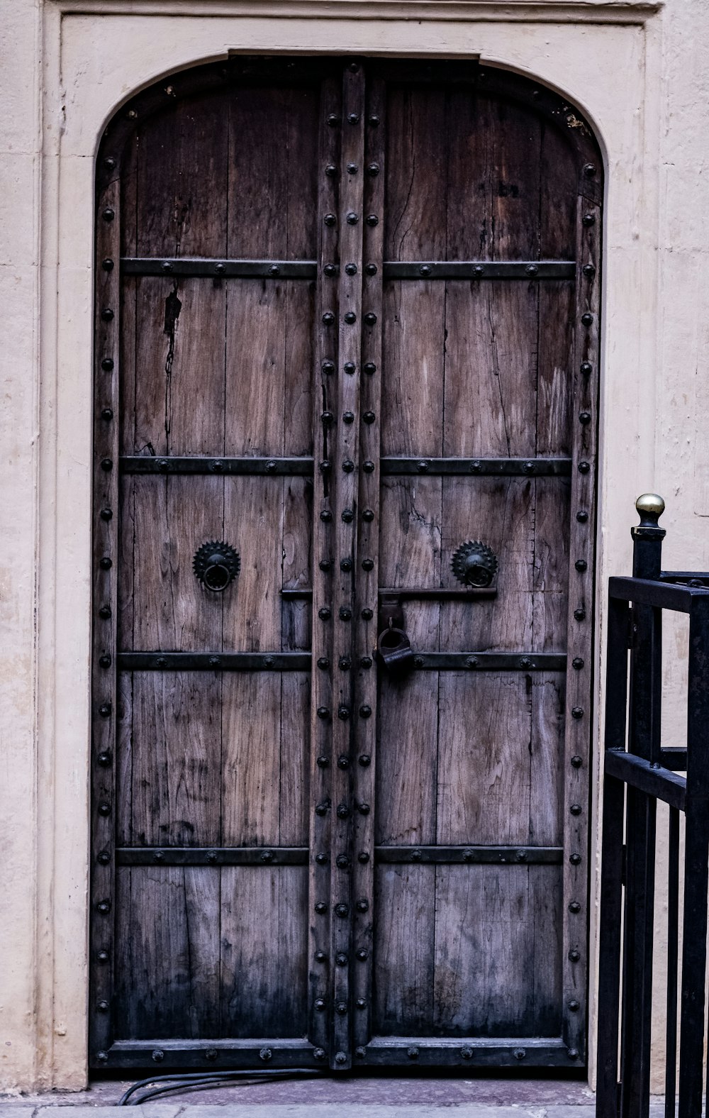 真鍮のドアノブ付き茶色の木製ドア