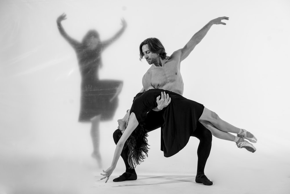 mujer en vestido negro bailando