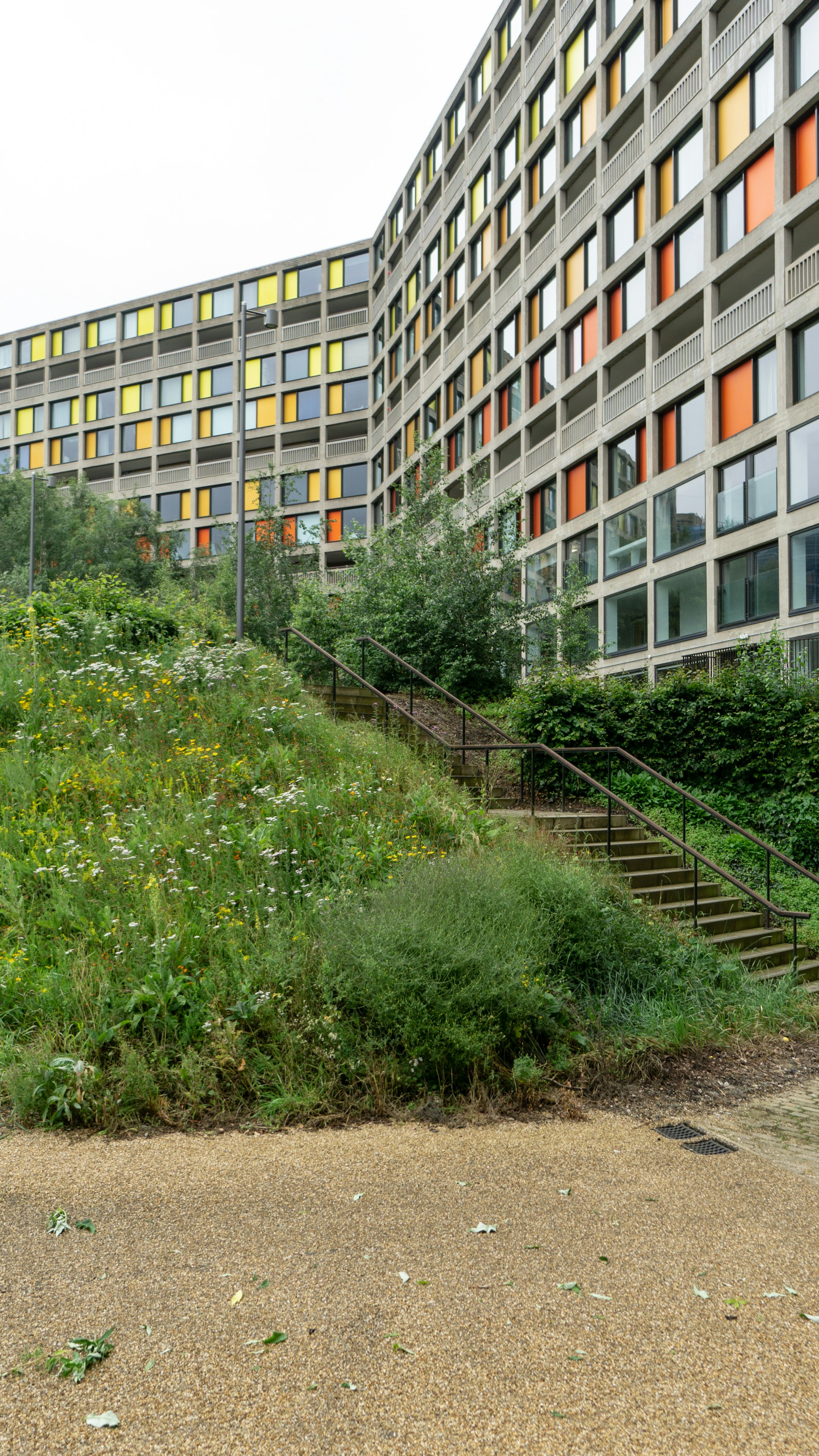 gray computer monitor