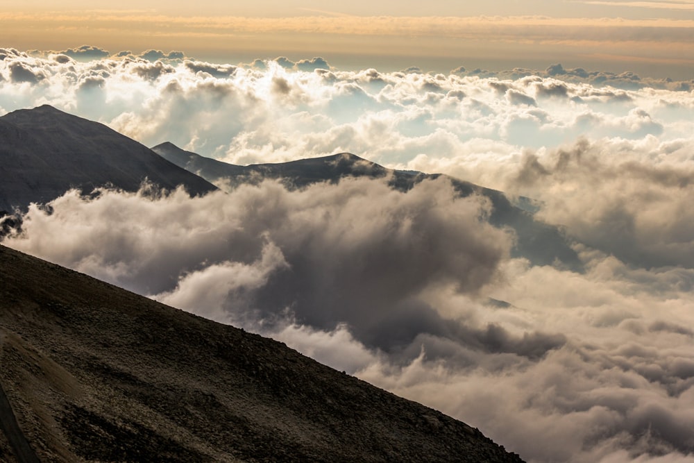 Vue aérienne de montagnes couvertes de nuages