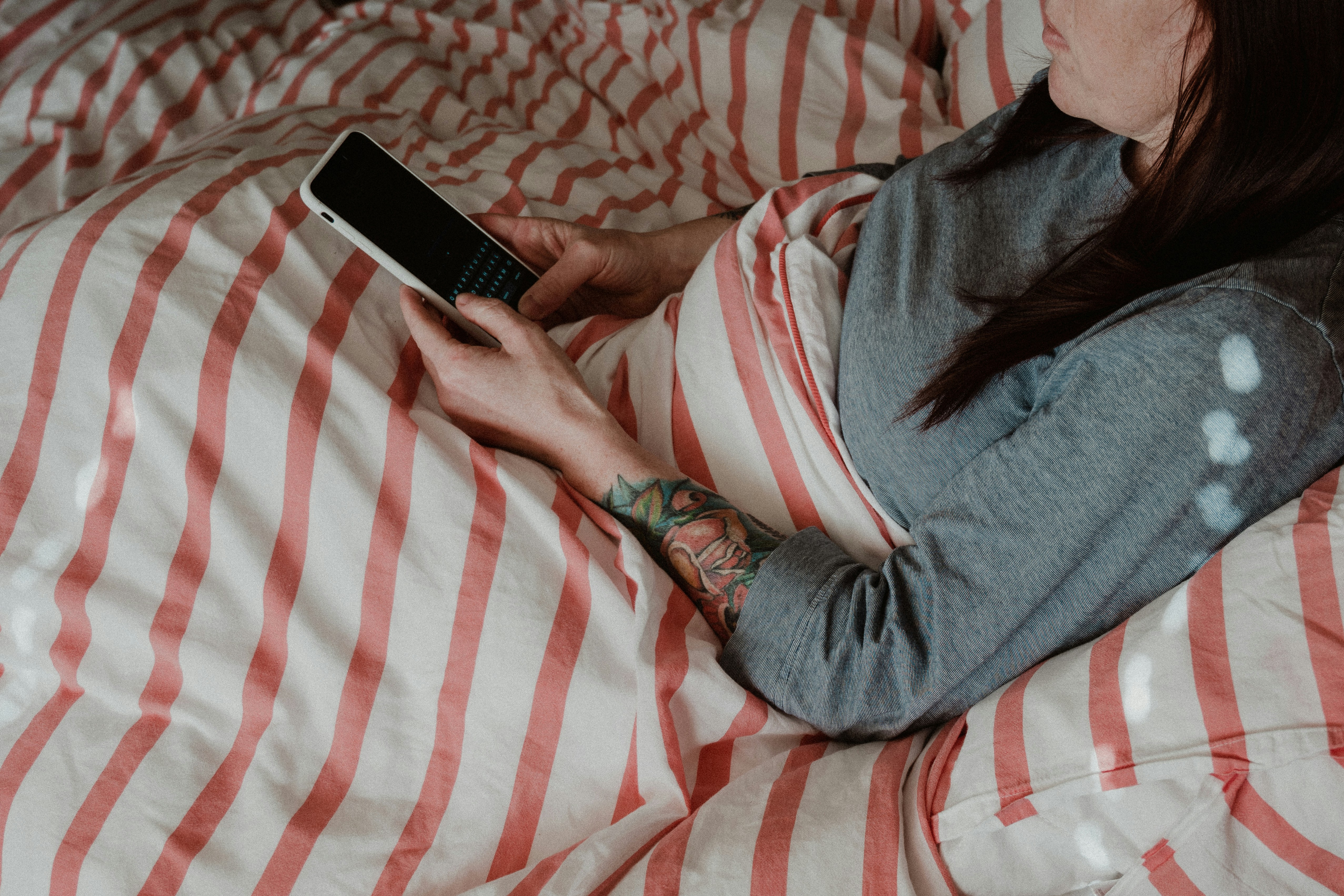 O uso do celular na cama e a piora da insônia