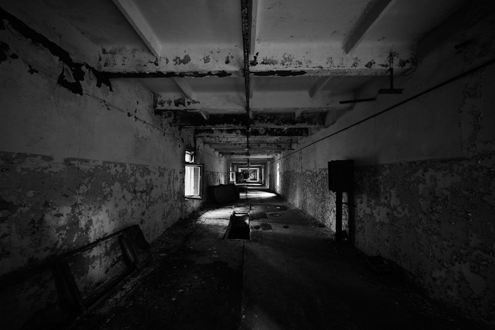 Photo en niveaux de gris d’un bâtiment abandonné