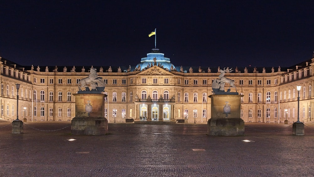 edificio in cemento marrone durante la notte