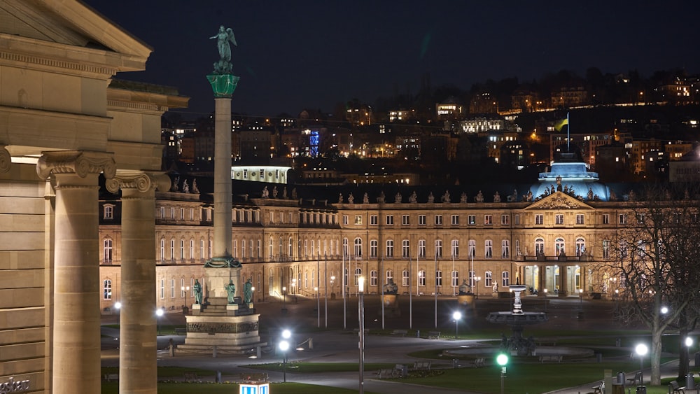 Weißes Betongebäude während der Nachtzeit