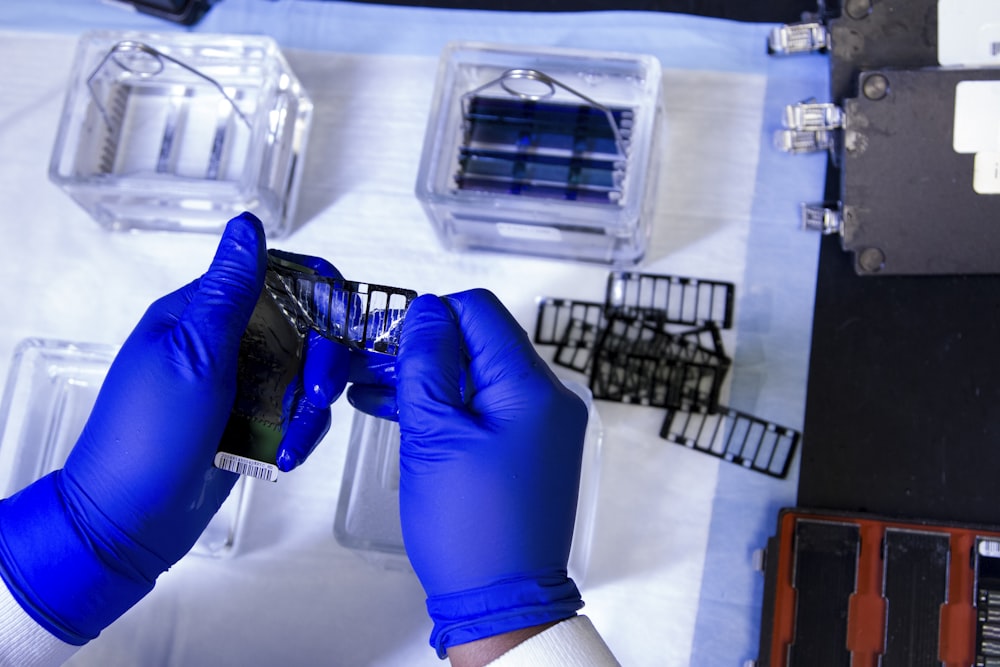 Guantes de boxeo de cuero azul sobre mesa blanca