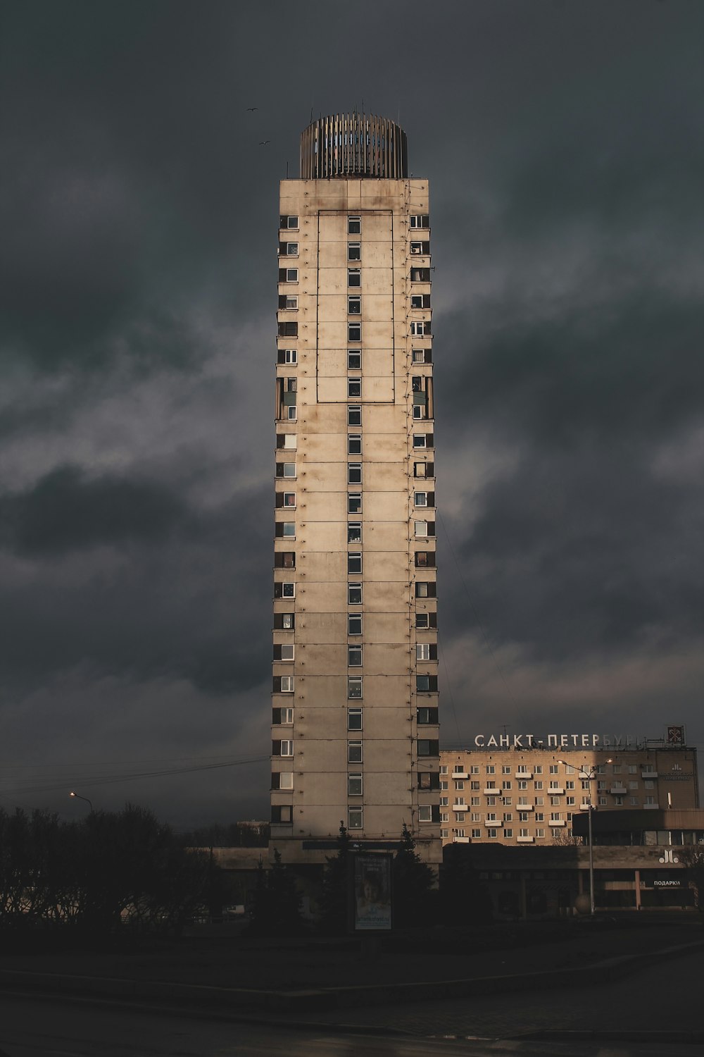 Braunes Betongebäude unter grauen Wolken