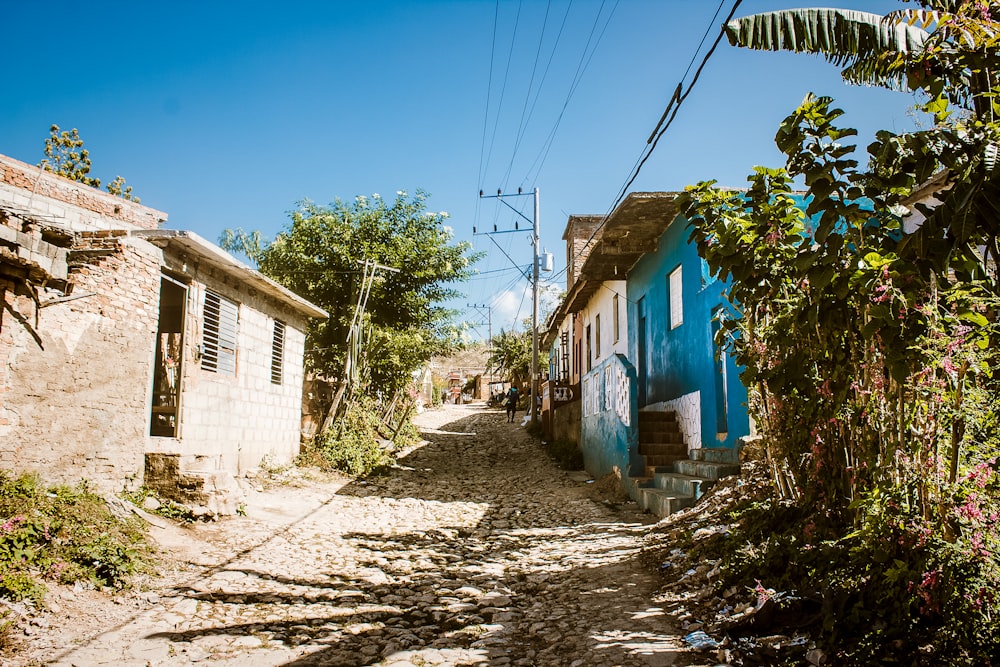 casa de concreto azul e branca sob o céu azul durante o dia