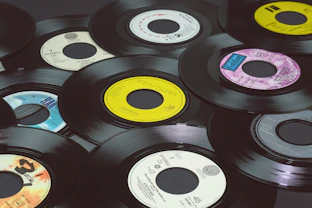 “Imagen de música, libros y contenidos conscientes para crecimiento personal.”