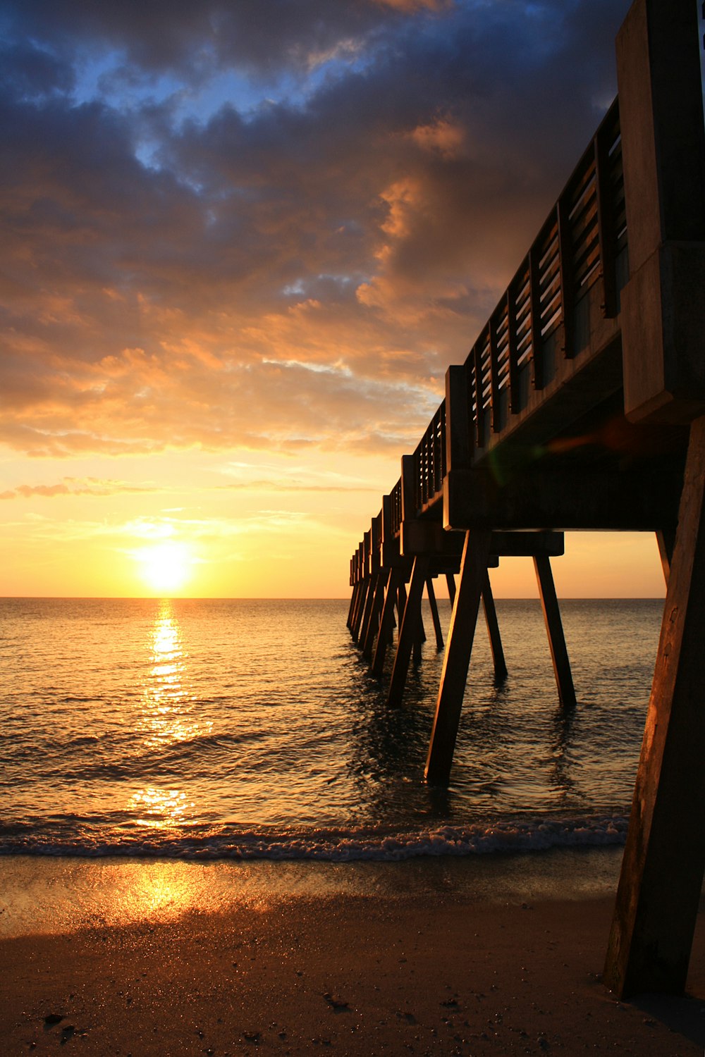 Braunes Holzdock auf See bei Sonnenuntergang