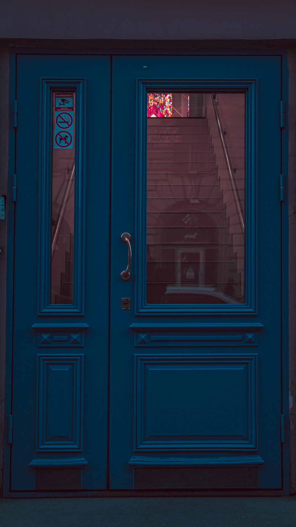 黒い鋼鉄ドア レバーが付いている青い木のドア