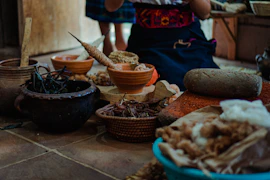 Recipientes que contienen especias tradicionales de la gastronomía oaxaqueña