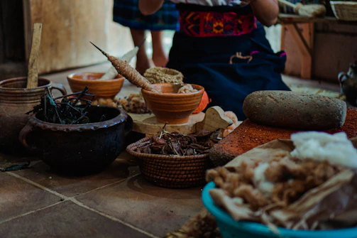 Recipientes que contienen especias tradicionales de la gastronomía oaxaqueña
