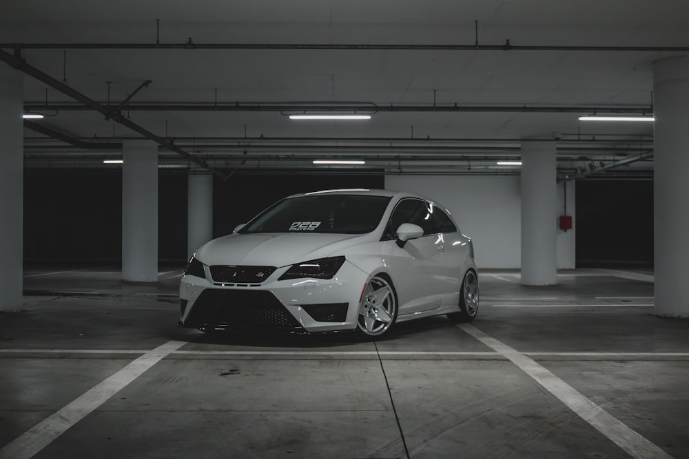 BMW M 3 coupé blanc garé dans le garage