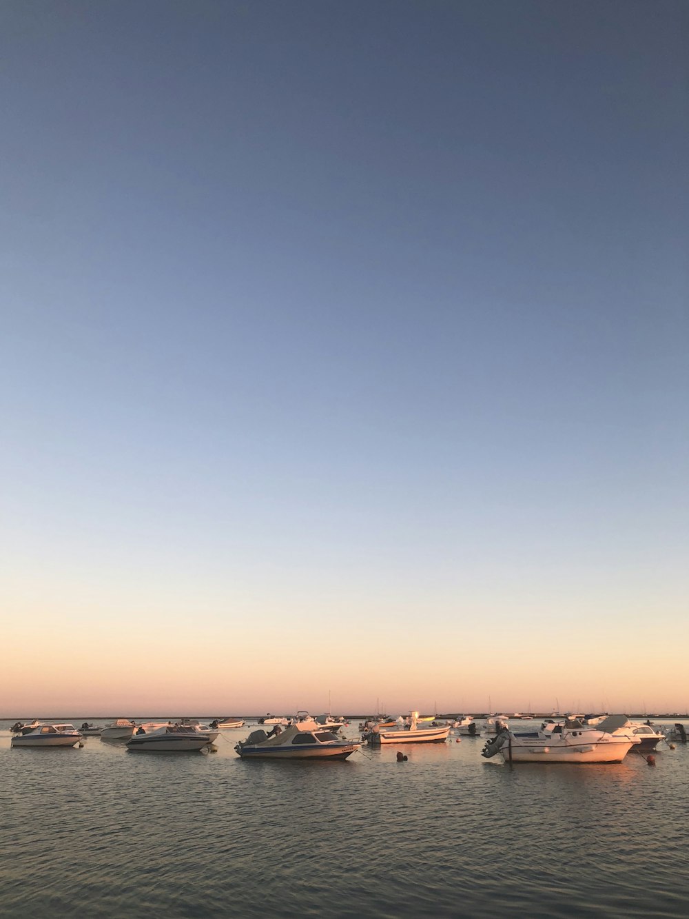 Barcos en el mar durante la puesta de sol