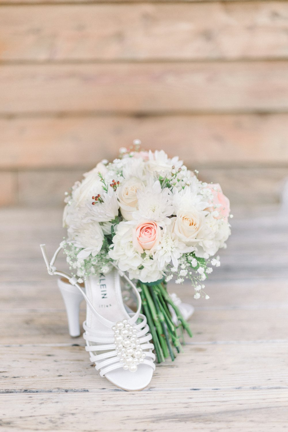 white and pink flower bouquet