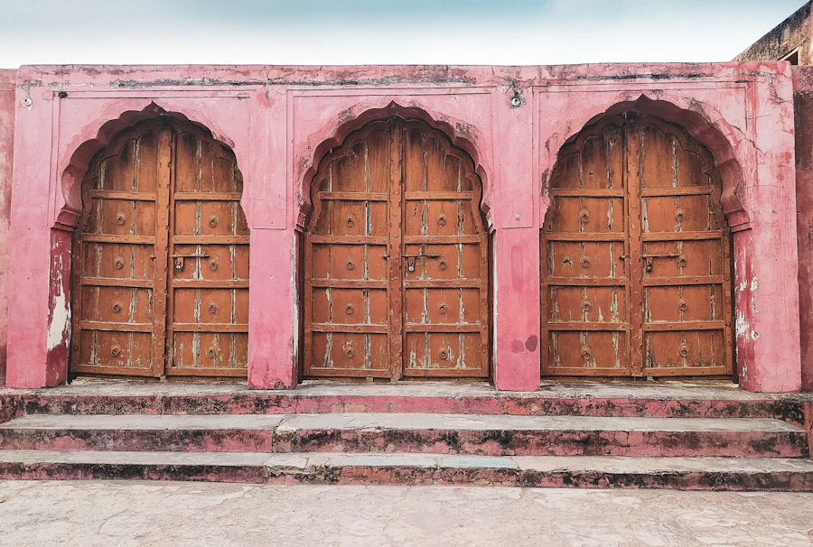 Porte traditionnelle marocaine en bois sur mur ocre