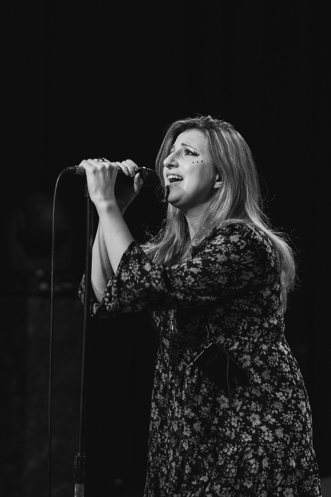 woman singing on the microphone